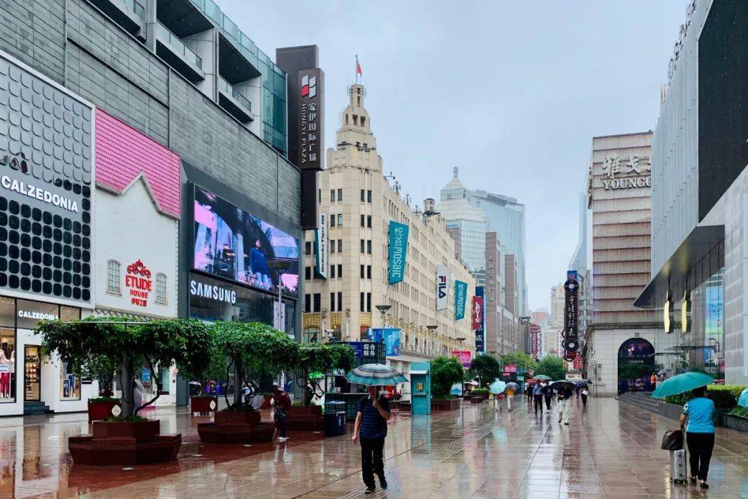 南京东路步行街东拓前,拥有成规模的商业体:上海世茂广场,第一百货