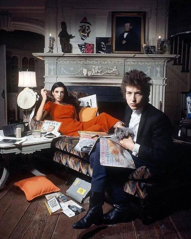 画面中央,bob dylan抱着一只小猫,身上的黑色西装是joan baez送给他的