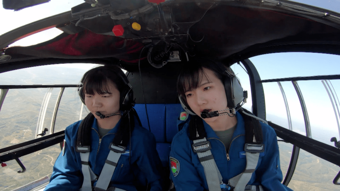 陆军航空兵学院首批女飞行学员完成单飞训练