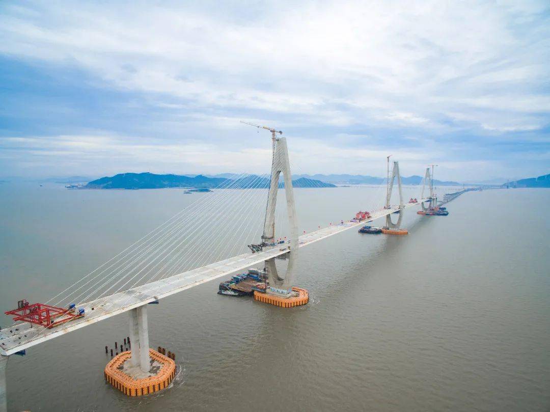 随着舟岱跨海大桥北通航孔桥左幅85米钢箱梁吊装成功,宁波舟山港主