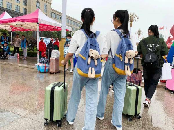 双胞胎|双胞胎姐妹花开学报到 两人同校同专业同宿舍