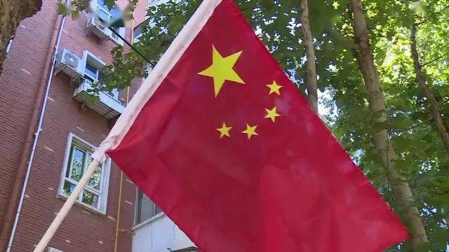 五星红旗飘起来:建南社区:百面国旗迎国庆 社区洋溢"中国红"