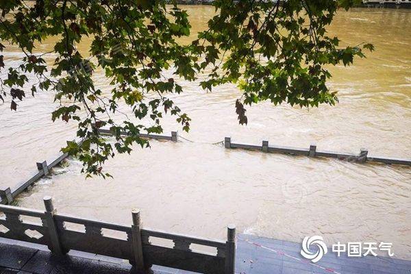 进行时|华南台风雨来袭 北方多地入秋进行时