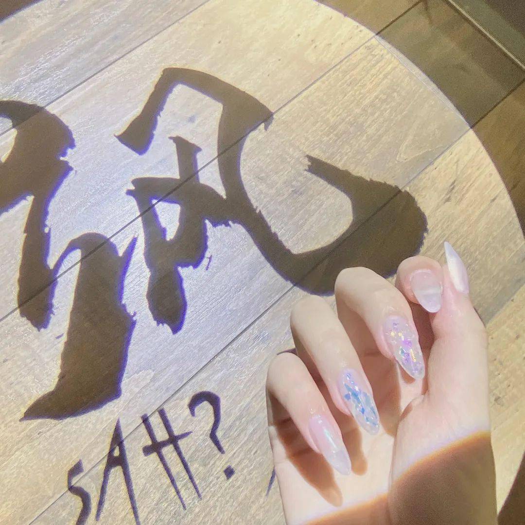 Studio|爆料!疫情期间,这家店店员竟然老抓着客人小姐姐们的手不放?