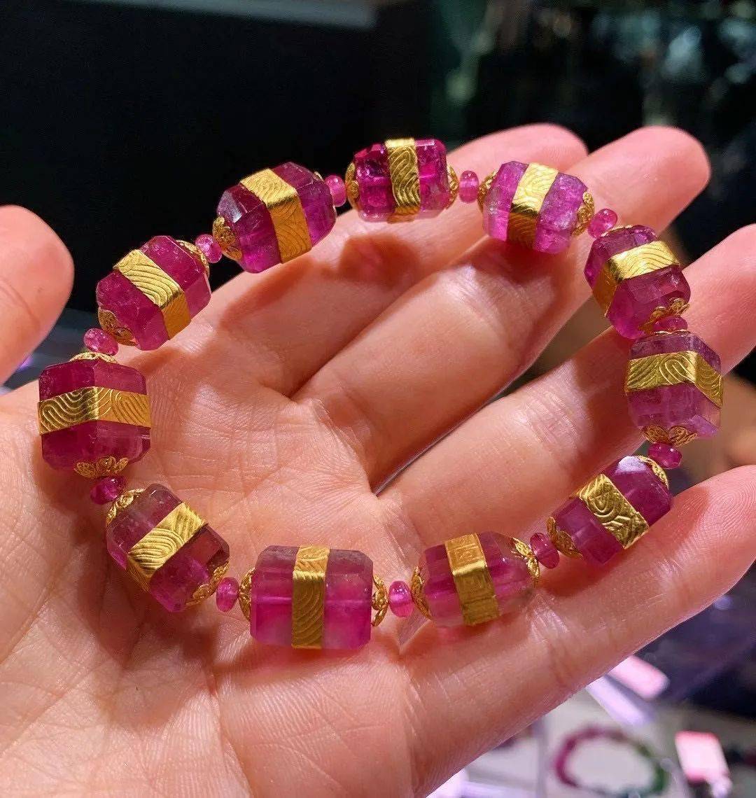 老年人|41岁女子10年时间里和8名老年人结婚 骗走大量珠宝和钱财后悲剧