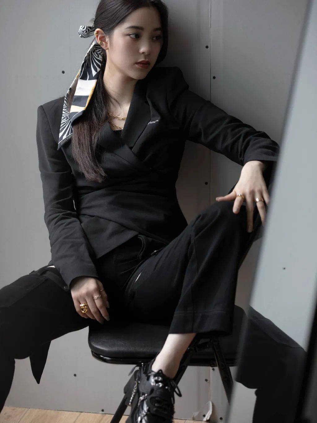 头发|头发出不出油没关系，丝巾绑一下想不出圈都难！