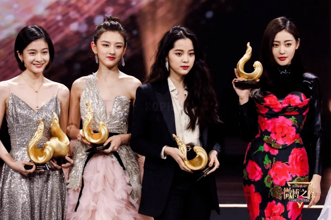 pick|总沦为人群背景板？自带感染力的天赋美人，为什么都pick这种风格？