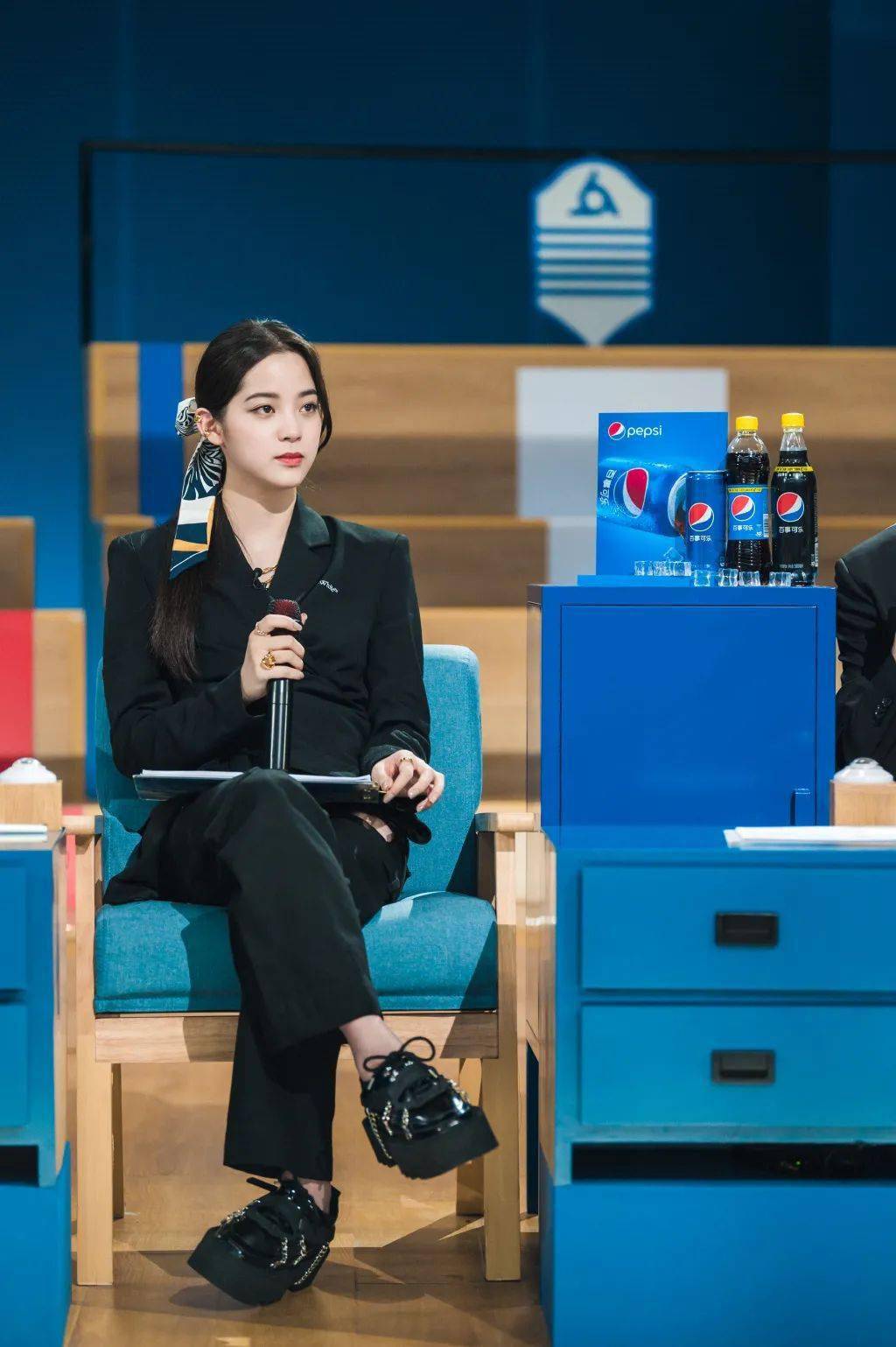 头发|头发出不出油没关系，丝巾绑一下想不出圈都难！