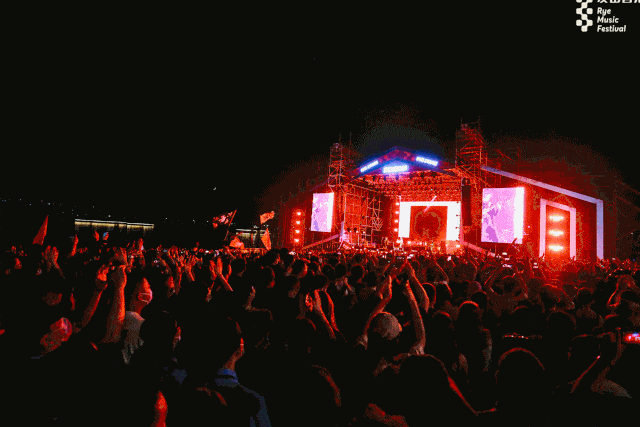 薛之谦 激情的歌舞,浪漫的沙滩, 鼎沸的人声…… 现场一片尖叫, 激荡