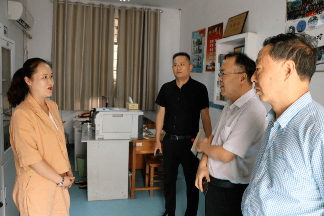 纪委书记边晓峰检查指导开学准备工作