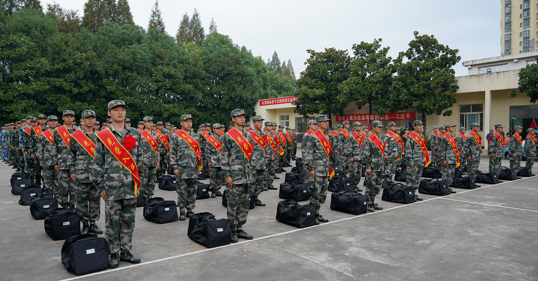 肩披 绶带 意气风发