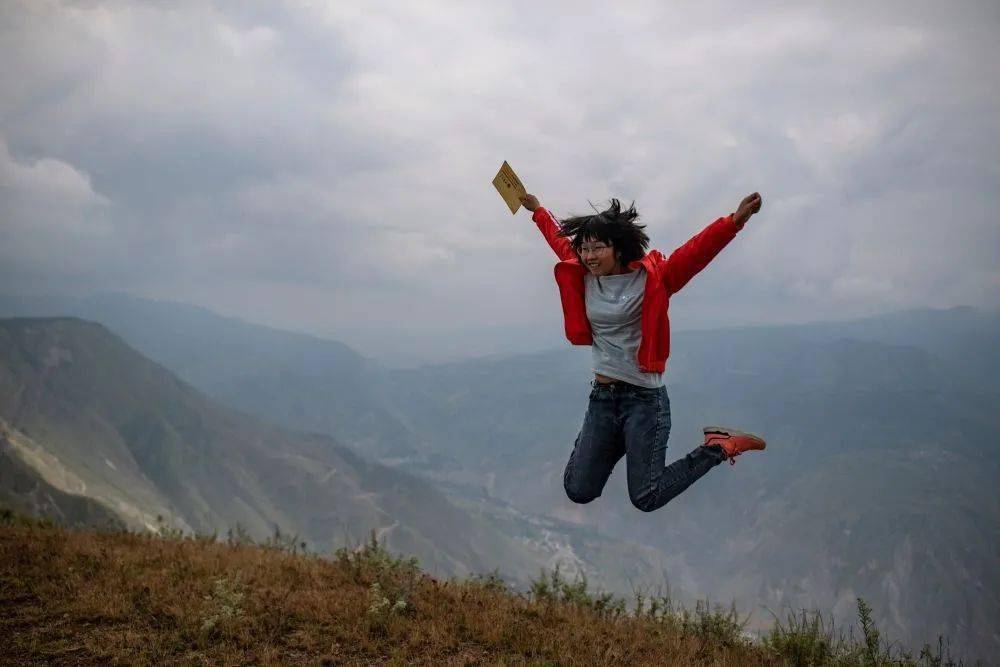 山坡上|那个在山坡上找网的女孩，上大学了！