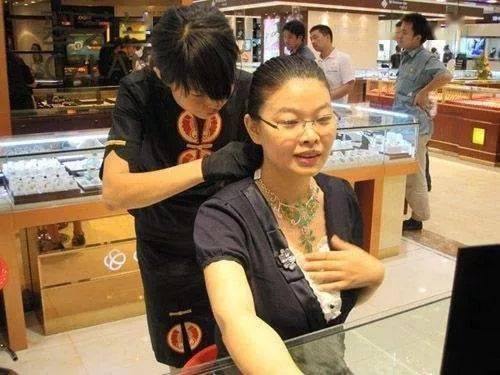 翡翠|有人花150万买刘晓庆翡翠,到手后差点晕倒?她的宝贝到底值不值102亿?