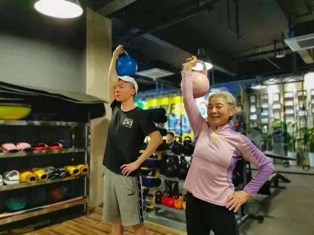 健身房|70岁奶奶火了，3个月减重28斤，用马甲线征服40万人，太硬核了！