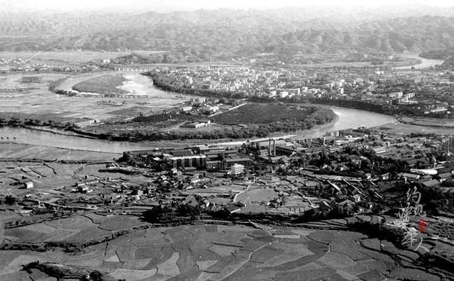 大王|“鱼零食大王”周劲松：15岁少年开启的30年突围人生|约见·资本人