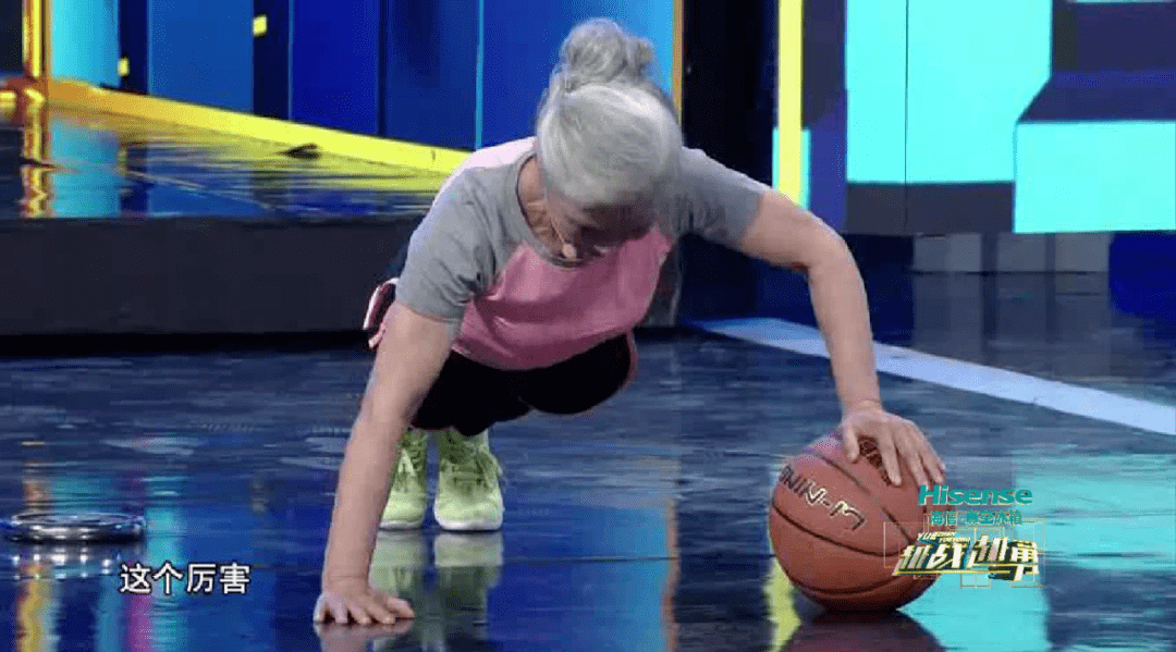 健身房|70岁奶奶火了，3个月减重28斤，用马甲线征服40万人，太硬核了！