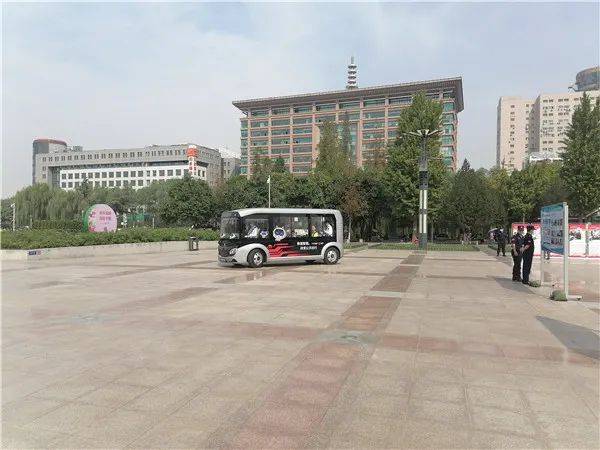 泉城|5G公交车亮相泉城广场：“刷脸”乘车、高速上网……