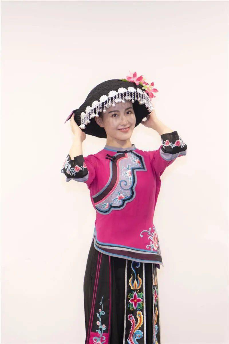 舞蹈|变！变！变！这个舞蹈演员在《大地颂歌》里变了五个造型