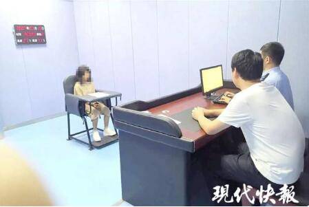偷偷住进朋友的空房子，还冒充房东“收留”一