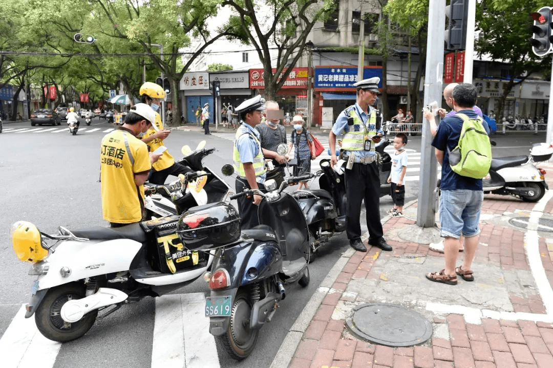 在人行道上骑电动自行车,违法!已有不少骑手被交警拦下