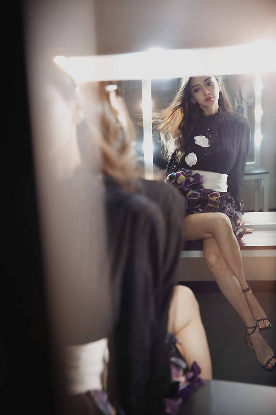 表演|Angelababy身着花朵裙御姐气场全开