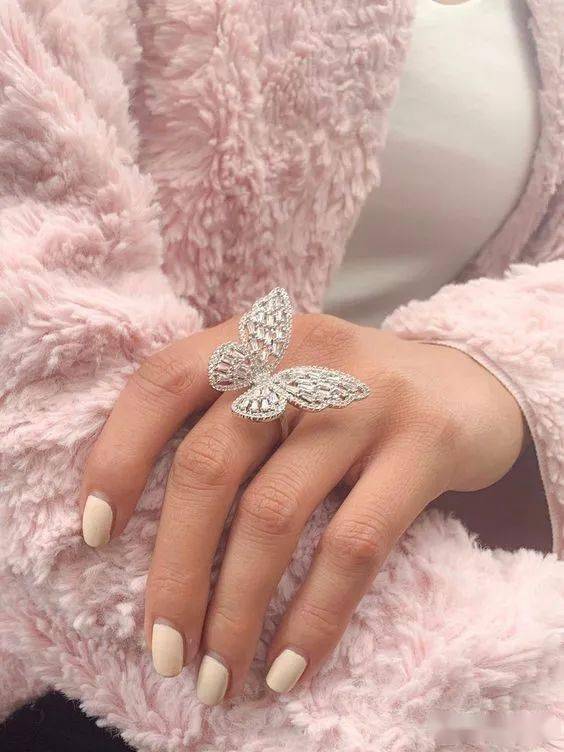 一个人|如何判断一个人是否时髦？看Ta戴几个戒指啊！