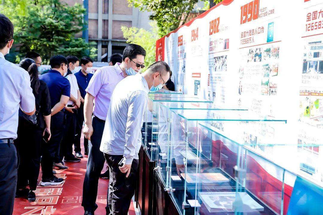 校园人口普查员_人口普查员证件图片(2)