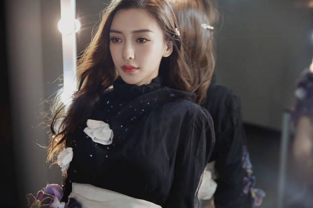 表演|Angelababy身着花朵裙御姐气场全开