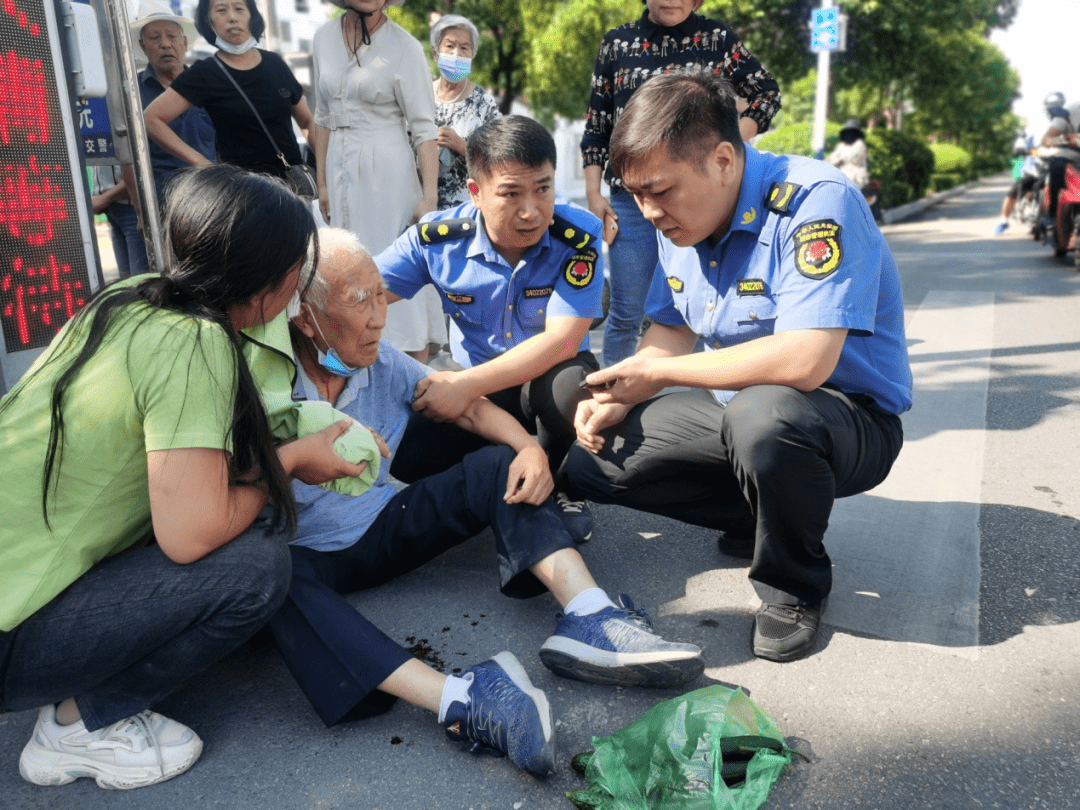 区城管局办公室工作人员督察至市五中附近时,发现一名老人被叉车碰倒