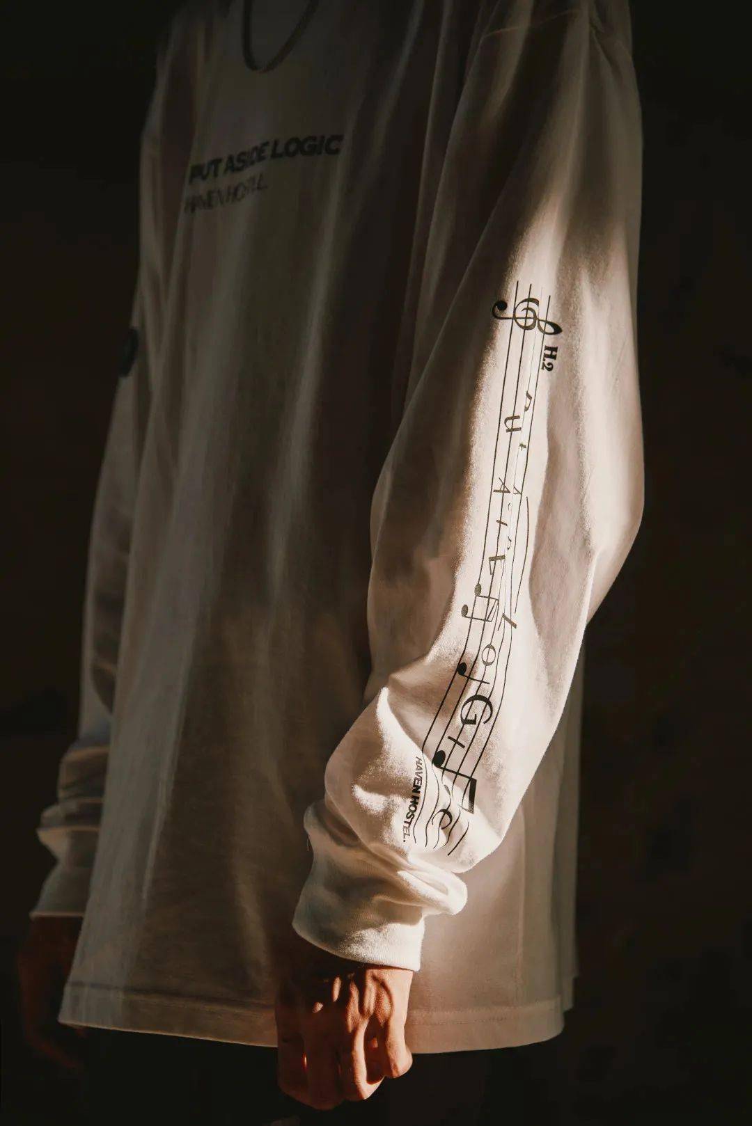 Banksy|潮事 | 这双写着汉字的 Nike ，我真的爱了