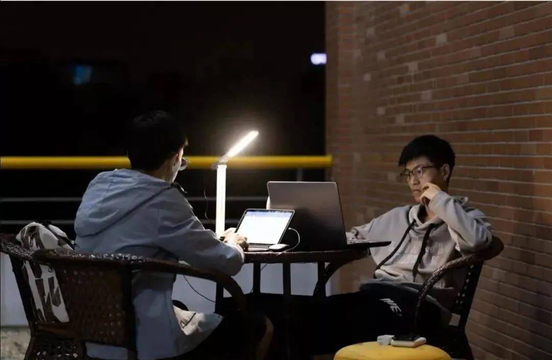 万里拾光 | 伏案读书从来都是你们青春最美的模样