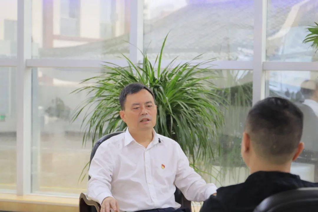 印宇鹰接受怀化日报,怀化电视台采访 回忆与蒙汉同志共事点点滴滴