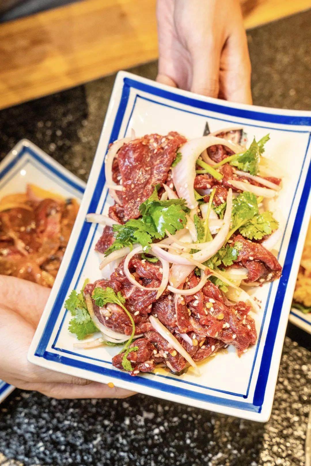 烤肉|口口爆汁，凌晨两点还全是人！这个城中村惊现“烤肉之都”！连续一个月3.3折