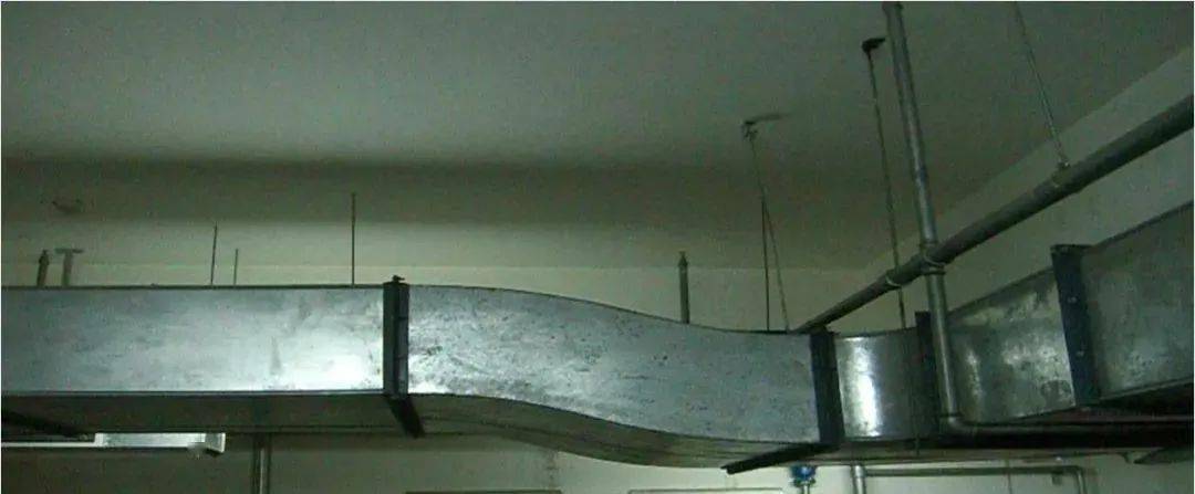 风管连接螺栓间距小于 150mm,密封垫厚度不小于3mm,螺栓方向一致,出
