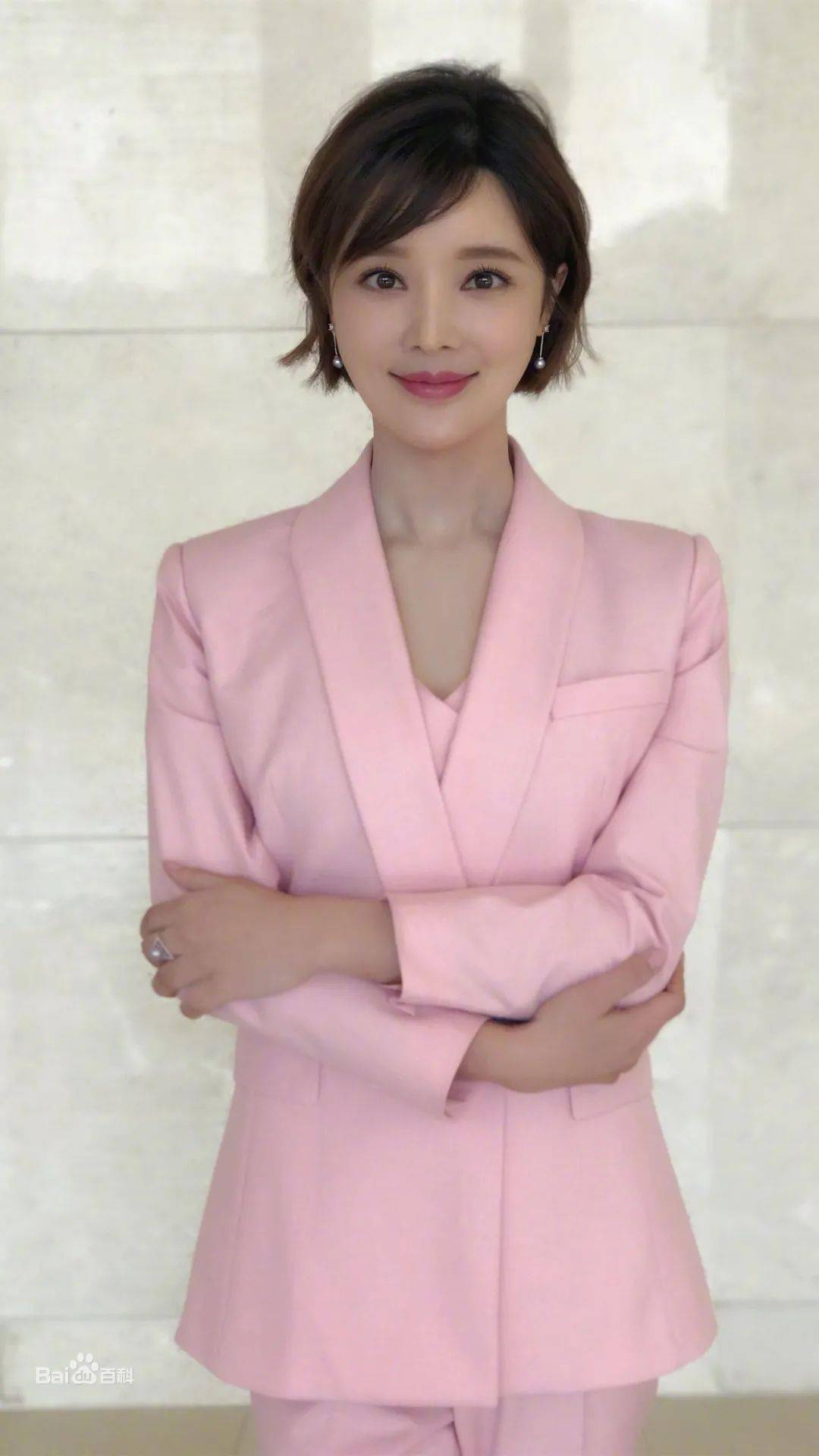 美女|刷屏!一美女记者火了!网友:爱上看新闻