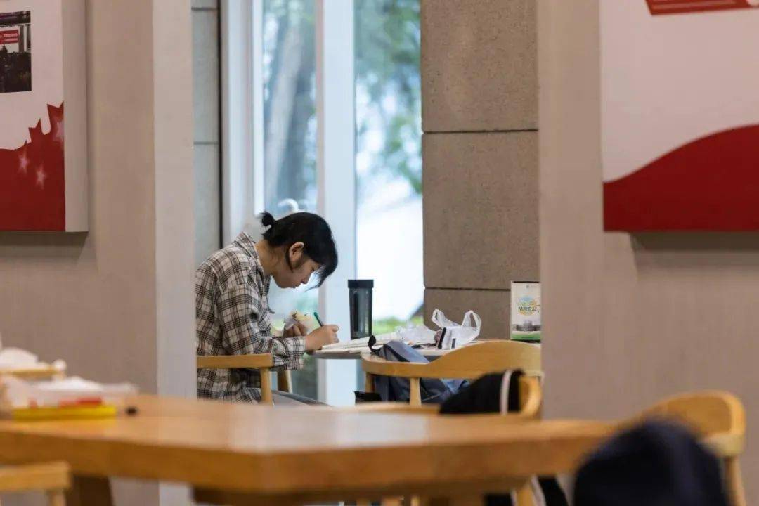 万里拾光 | 伏案读书从来都是你们青春最美的模样