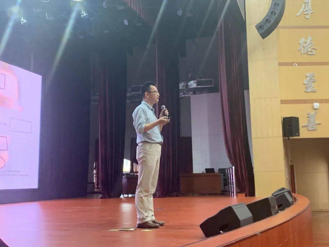 金磊老师首先从  整体介绍学校,本校定位于医学及医学相关类应用型