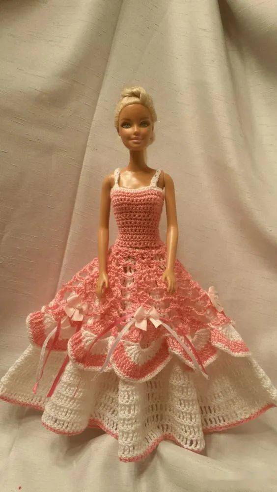 孩子玩旧了的芭比娃娃用零线钩了几件华丽的裙子改造竟大受欢迎附教程