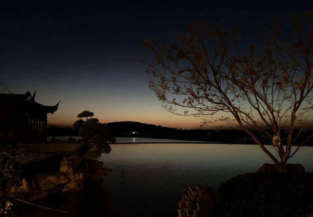 近景,中景,远景,高低错落步移景异的画面,将  山水间漫游与生活的