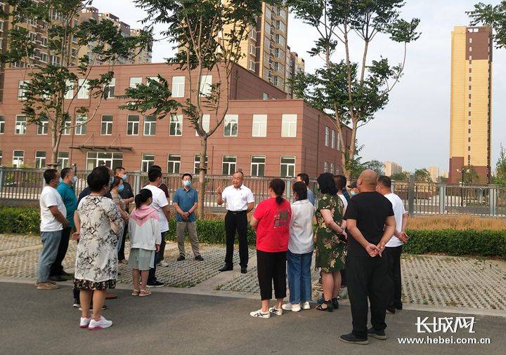 霸州市裕华街道党工委书记张全武在回迁小区同群众交流,实地解决问题.