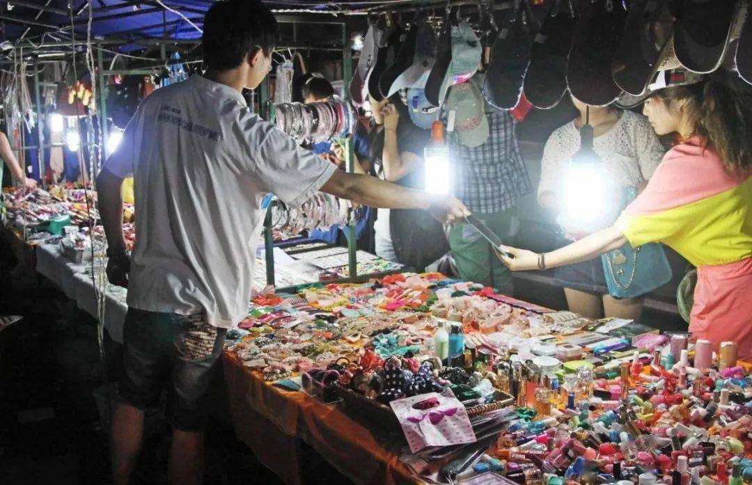 负债|杨杨：她摆地摊卖首饰，如今却负债500亿？买的人却不如卖的人精！