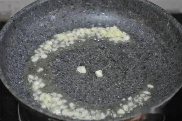 莲蓬|简单一炒比薯片还香！秋天抓紧吃！70、80后农村娃最爱的零食