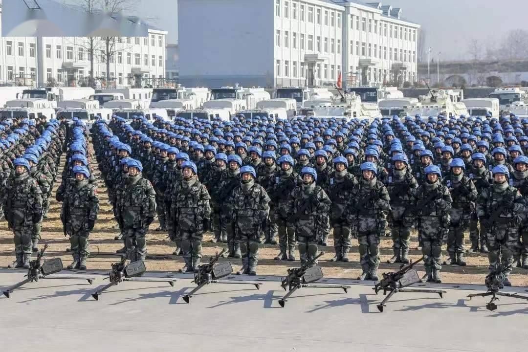 2003年12月,中国向利比里亚派出维和部队,包括275人的工兵分队,240人