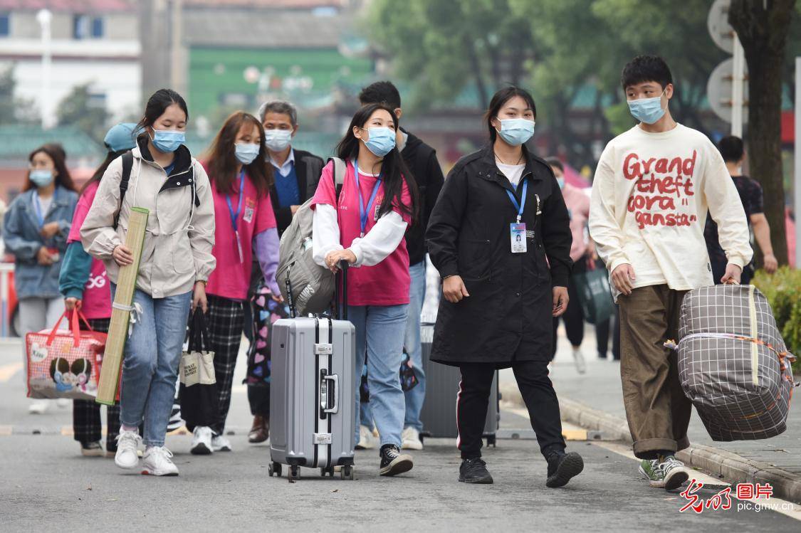 新生|湖北荆州：2020级高校新生陆续开学报到