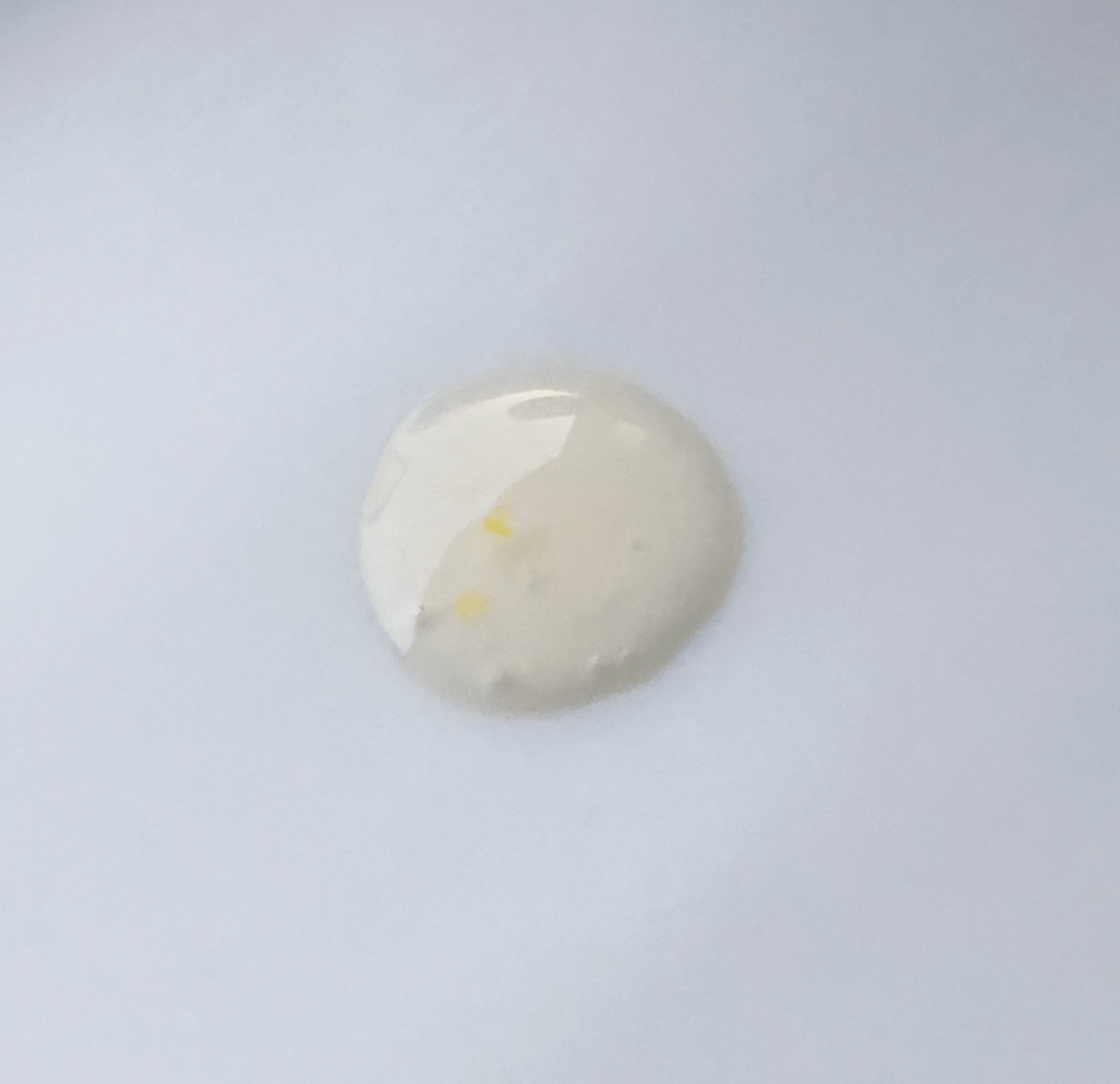 精华|美妆亲测丨脸颊上妆开始起皮了？换季期教你30秒选对保湿精华