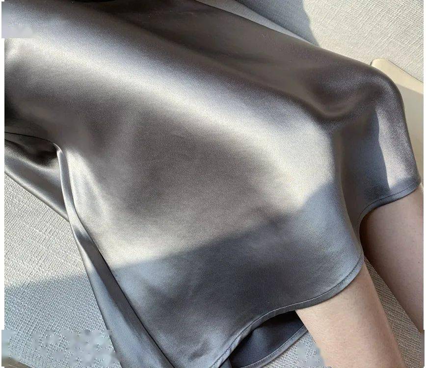 裙子|好物┃风靡时尚圈的丝滑半裙，穿上显瘦10斤还美得很高级！