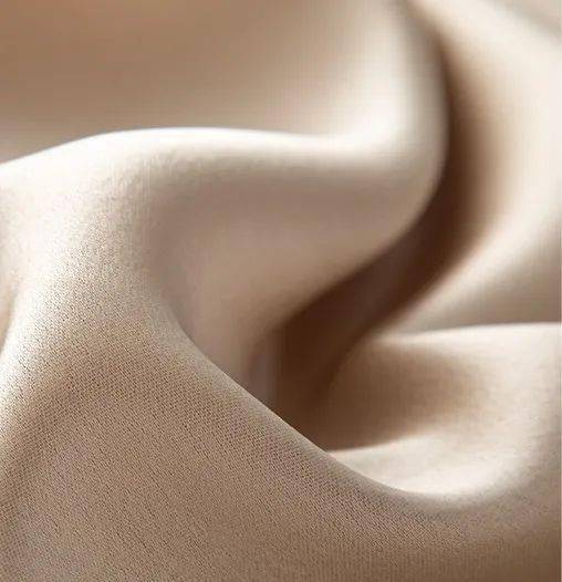 裙子|好物┃风靡时尚圈的丝滑半裙，穿上显瘦10斤还美得很高级！