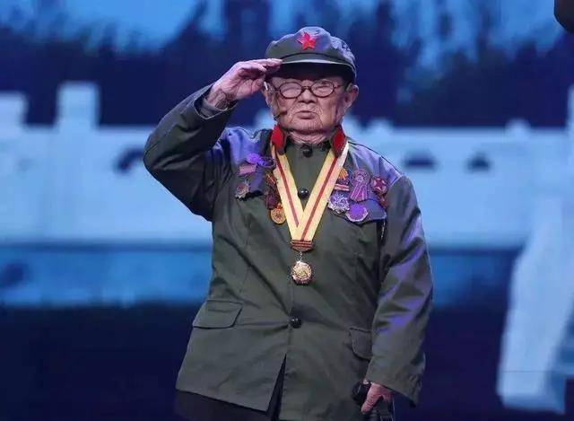 口罩|“哭湿了口罩”的《八佰》背后，这段真实的历史比电影更加直击人心……