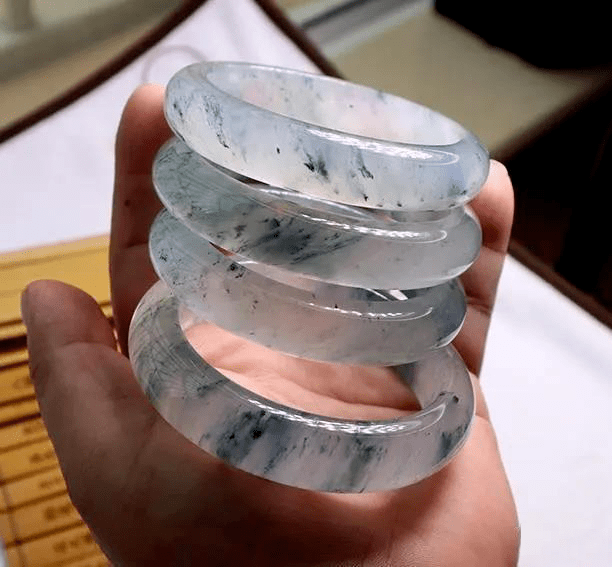 手镯|金星花18000买翡翠手镯被骗！更让人气愤的，是她朋友说的3个字...