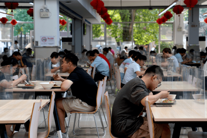 上海交通大学的食堂新设"添饭专窗",提倡用餐者在买米饭时适度控量,如